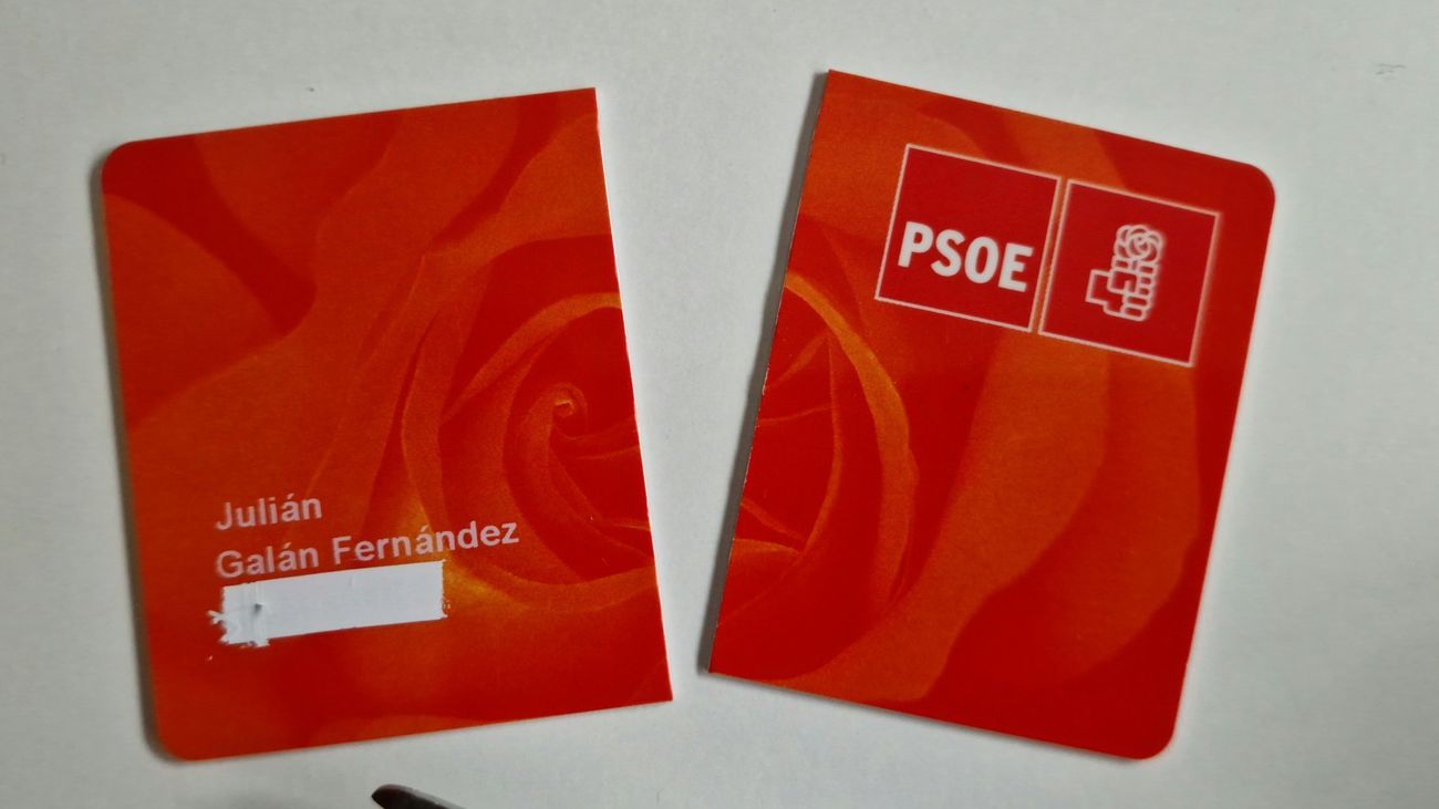 Julián Galán, exalto cargo con Sánchez, rompe el carnet del PSOE en protesta por la amnistía