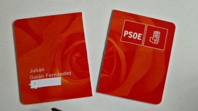 Julián Galán, exalto cargo con Sánchez, rompe el carnet del PSOE en protesta por la amnistía