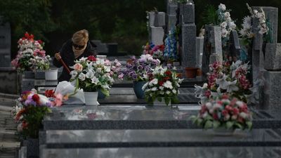 Más de medio millón de madrileños visitan estos días los cementerios madrileños