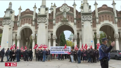 Trabajadores de la Funeraria municipal se concentran en La Almudena reclamando subidas salariales