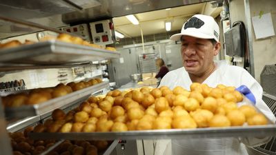 Las pastelerías prevén vender más de 465.000 kilos de buñuelos, huesos de santos y otros dulces típicos por Todos los Santos