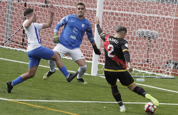 Ratiu ante el Atlético Lugones / EFE