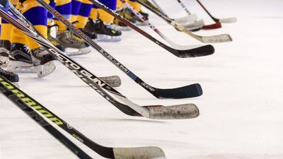 La Policía investiga la trágica muerte en directo de Adam Johnson en un partido de hockey sobre hielo