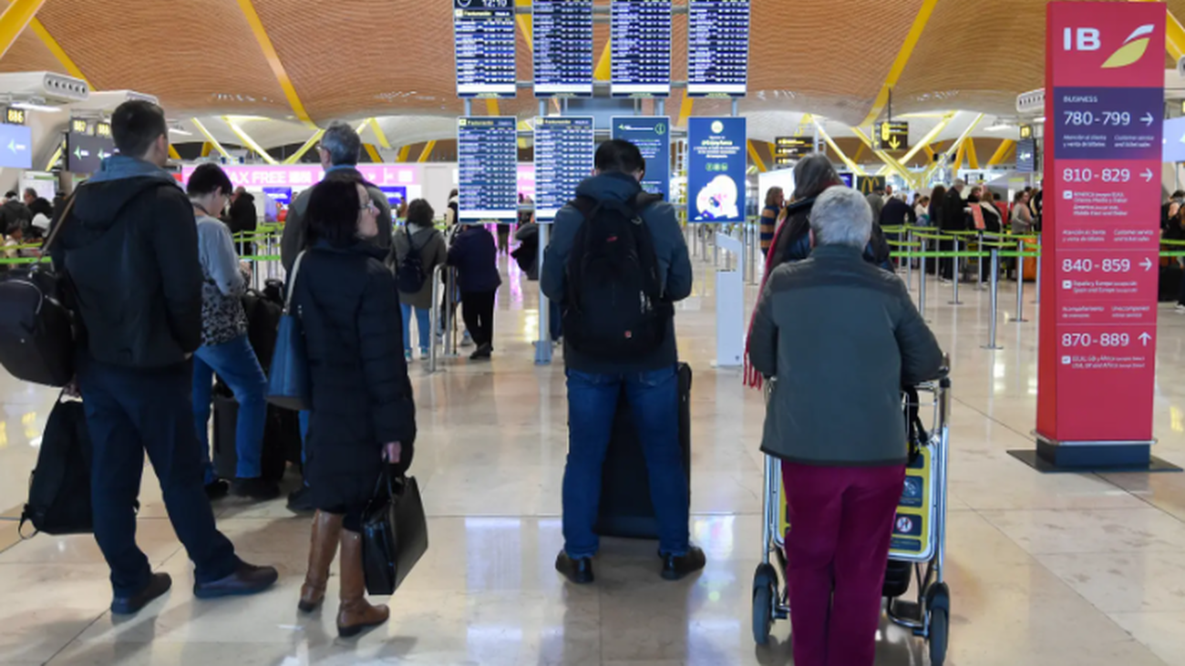 La borrasca Ciarán deja más de 80 vuelos cancelados e interrumpe servicios ferroviarios