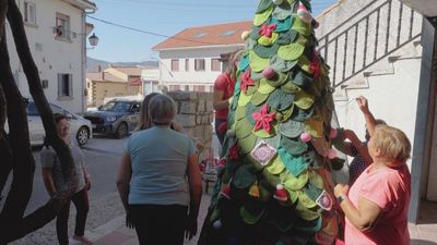 Un árbol navideño y un belén hecho a ganchillo, la creación que une a los habitantes de Valdemanco