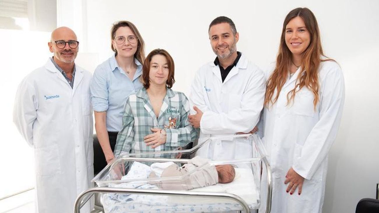 Los médicos, las madres y el bebé