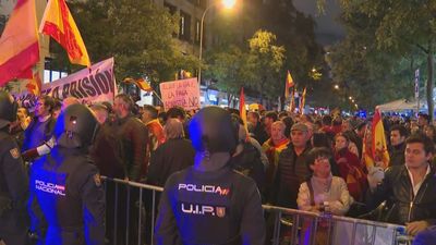 Protesta multitudinaria contra la amnistía frente a la sede del PSOE