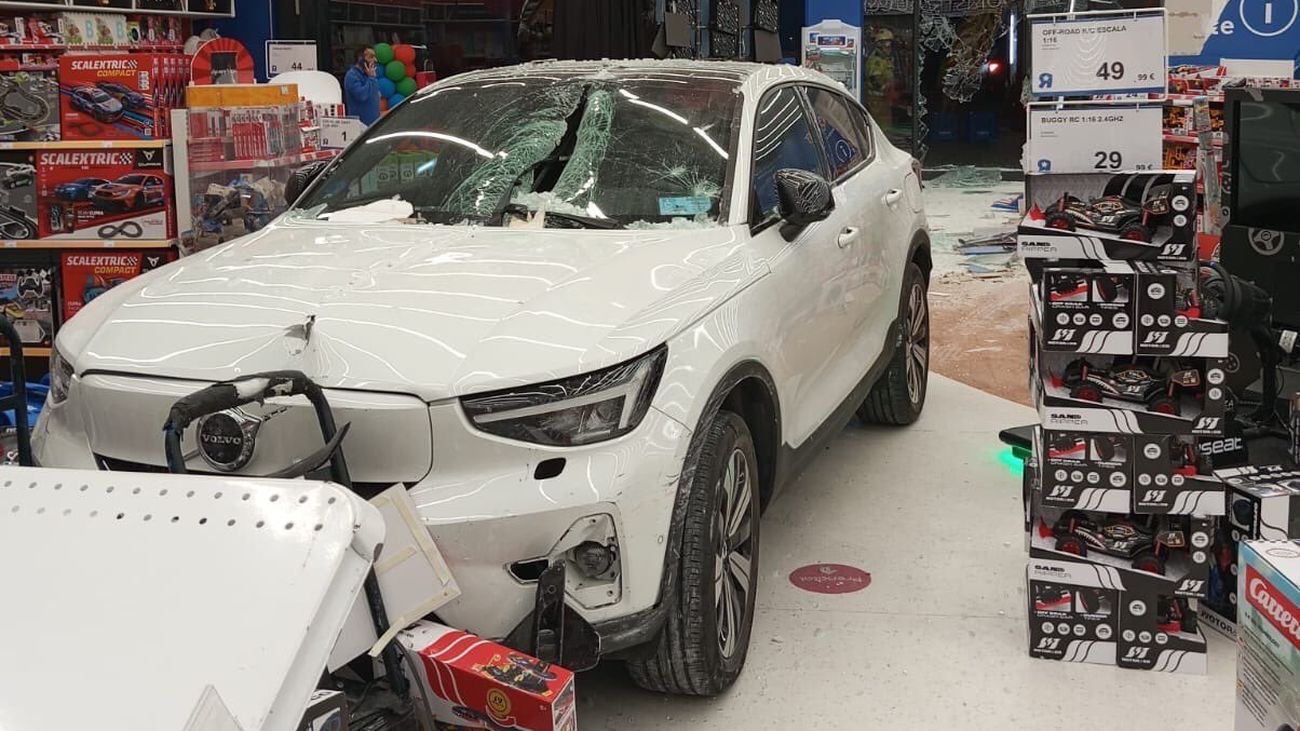 Dos heridos leves tras empotrarse un coche en el interior de una tienda en Alcorcón