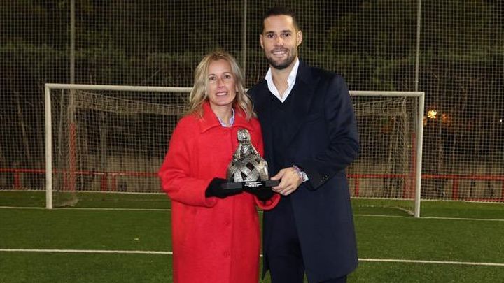 Mario Suárez con la alcaldesa de Alcobendas / TWITTER