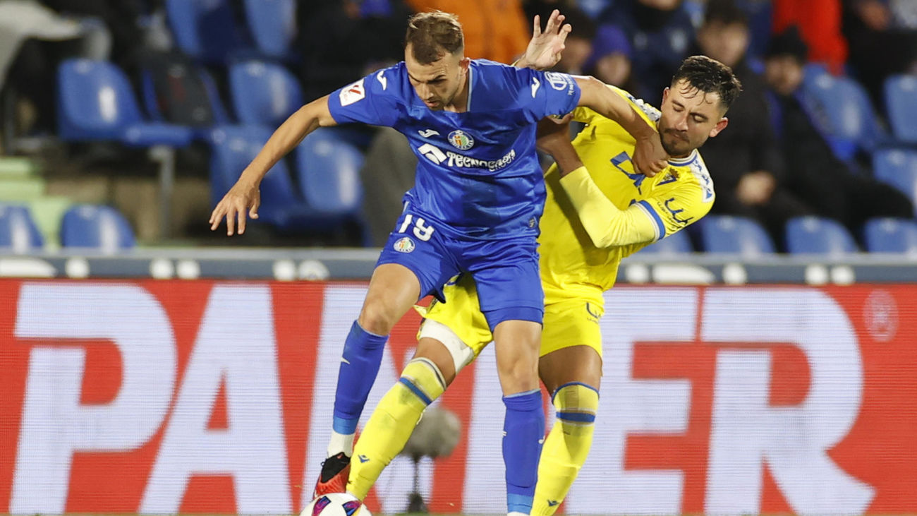 El delantero del Getafe Borja Mayoral lucha con Víctor Chust, del Cádiz