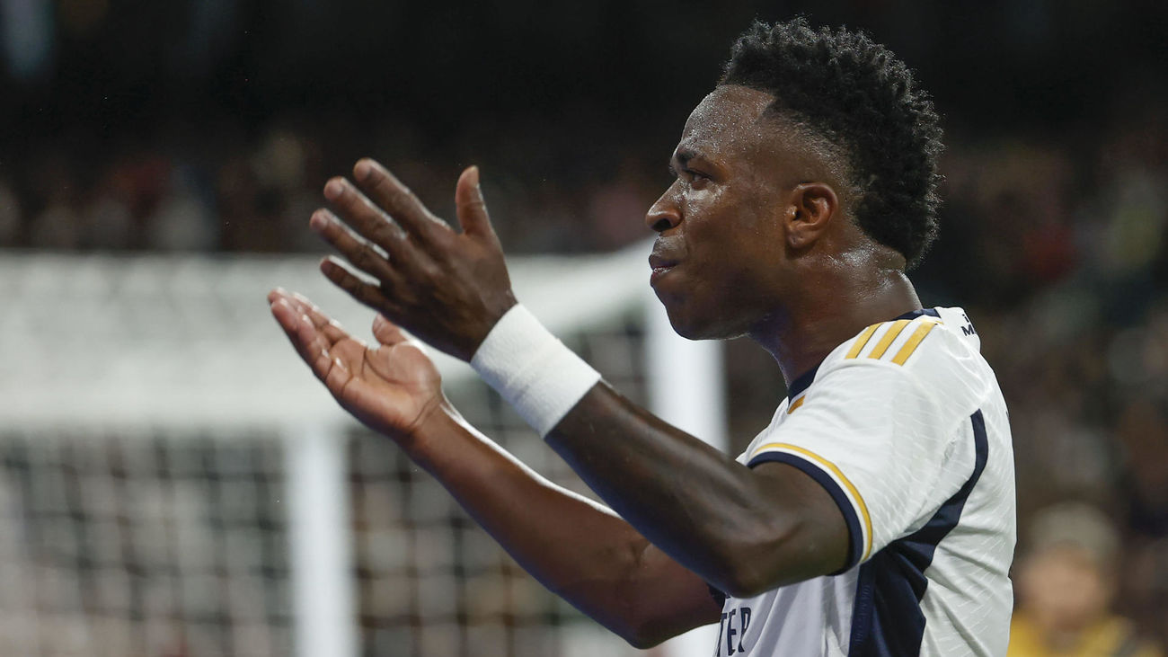 El Real Madrid denuncia los insultos racistas a Vinícius en Montjuic y en el Metropolitano