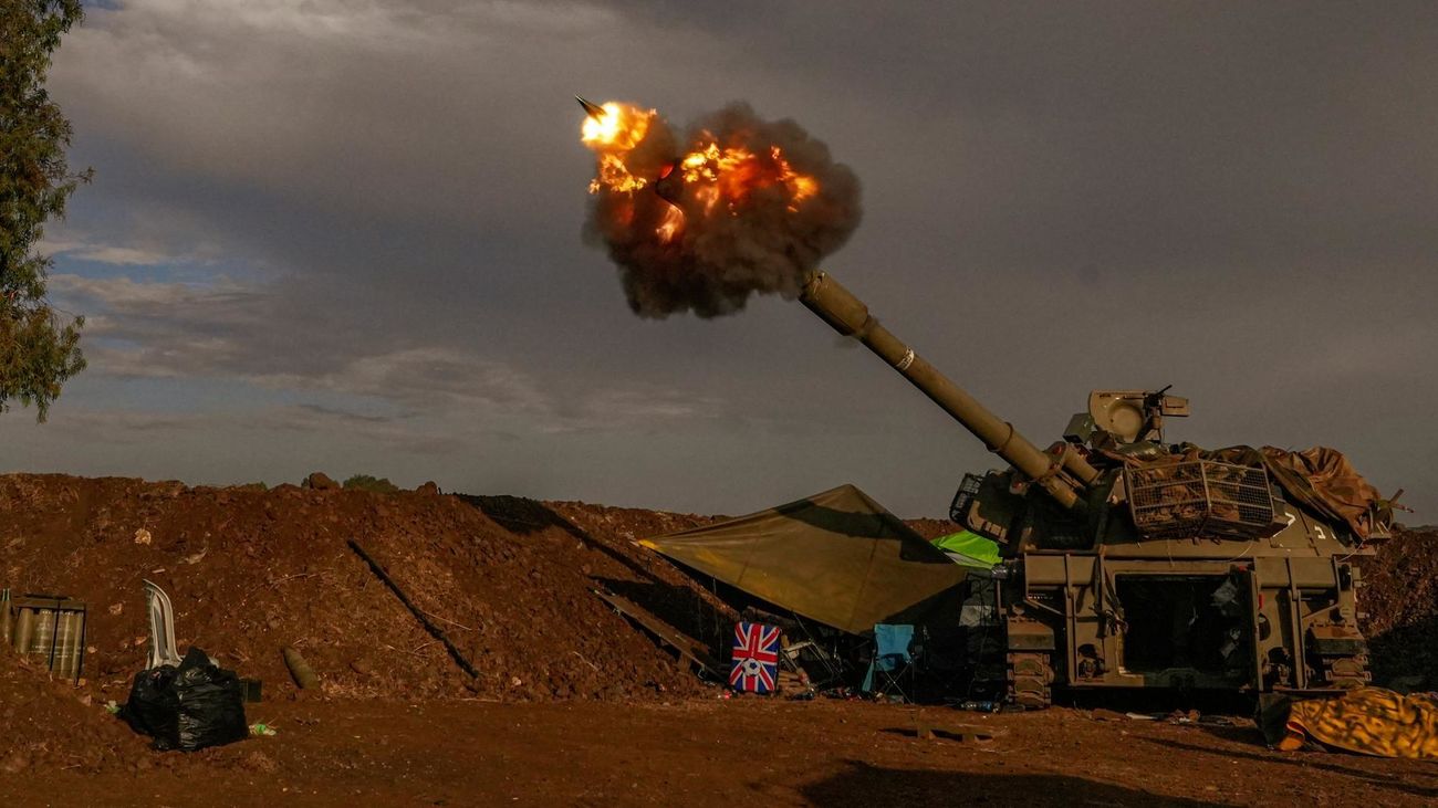 Artillería israelí dispara durante un ejercicio militar en los Altos del Golán