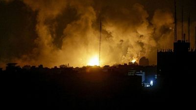 Israel ataca durante la noche 450 puestos de Hamás y parte la Franja en dos