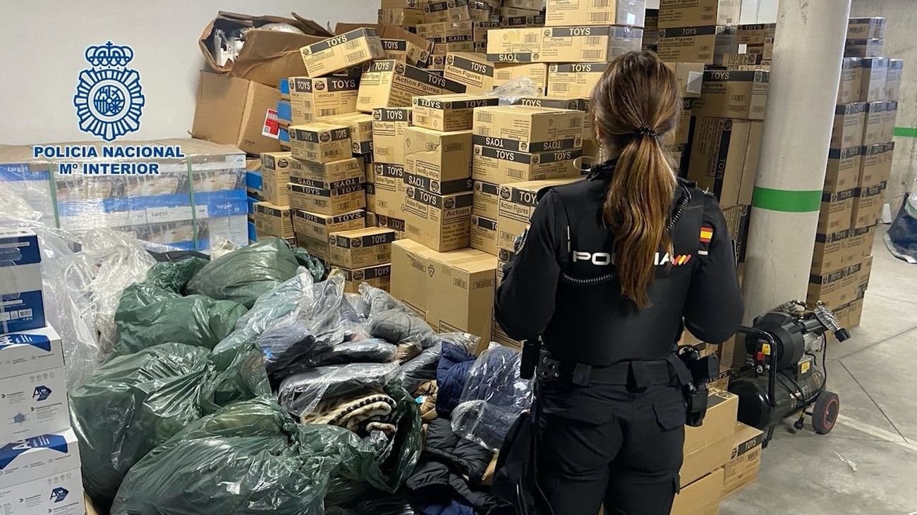 Cuatro detenidos en Usera por robar más de 700 cajas de juguetes robadas y varios vehículos