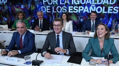 Las encuestas mantienen al PP como el partido más votado y subiendo