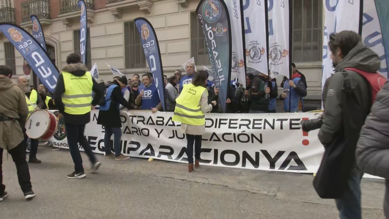 Protesta por la desigualdad salarial: agentes de la Policía y Guardia Civil se concentran frente al Ministerio de Interior