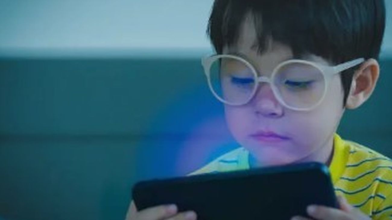 ¿Cuándo dar a los hijos su primer móvil? El dilema de muchos padres que se ven sometidos a la presión social