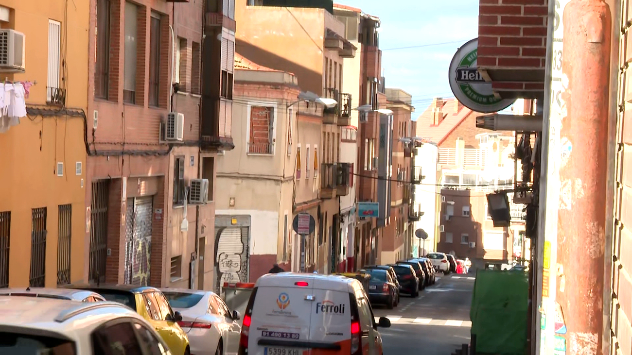 Robos, tráfico de drogas y suciedad por culpa de un edificio okupado en Tetuán