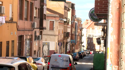 Robos, tráfico de drogas y suciedad por culpa de un edificio okupado en Tetuán