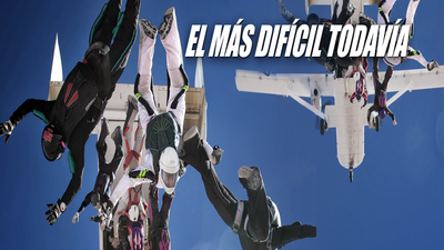 108 saltadores, entre ellos un madrileño, buscan el récord de paracaídas de hacer tres figuras