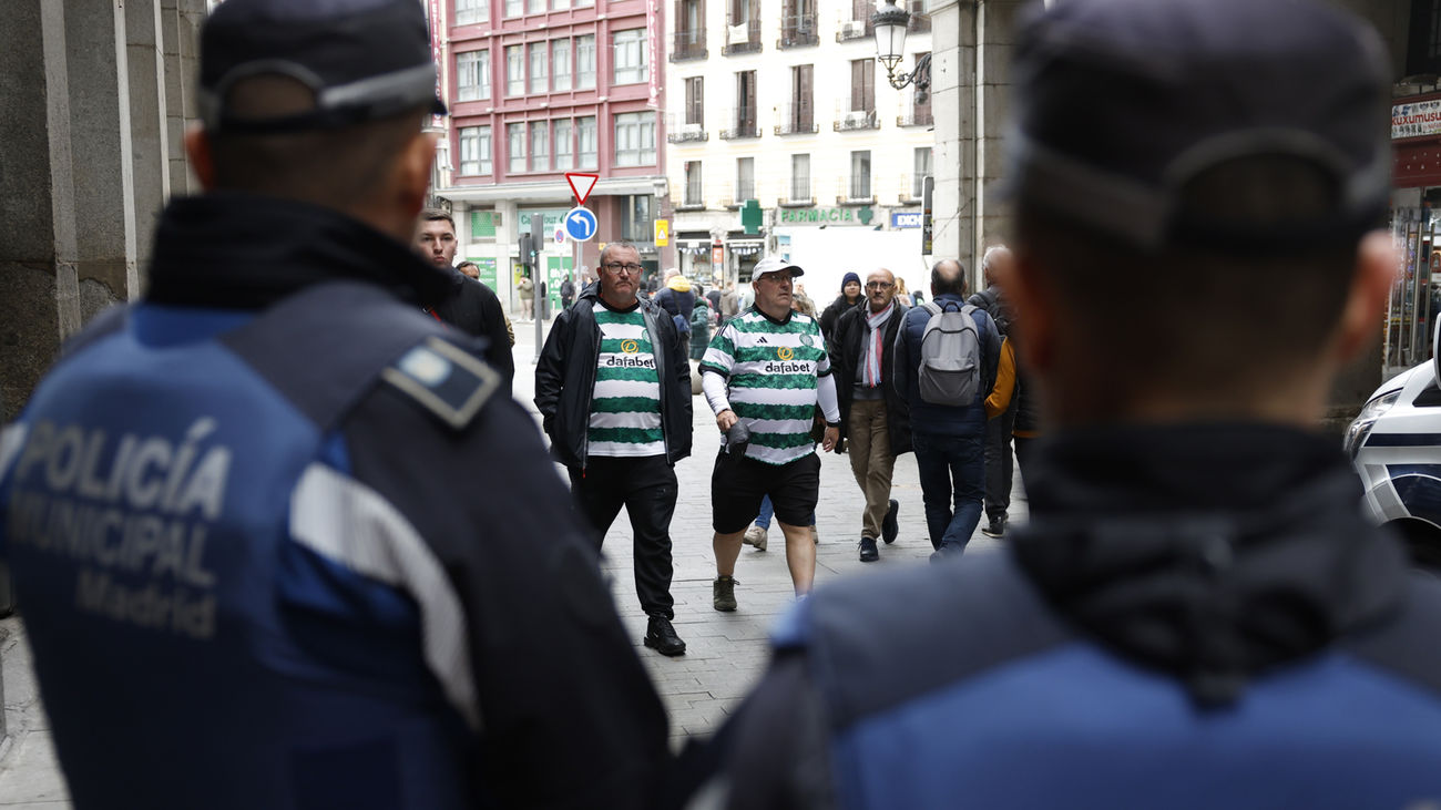 Los hinchas del Celtic calientan en una Plaza Mayor con fuerte presencial policial