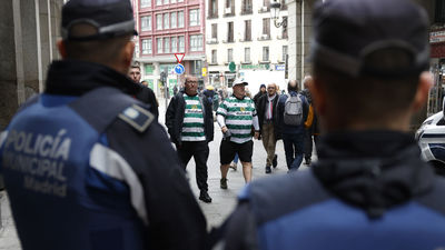 Los hinchas del Celtic calientan en una Plaza Mayor con fuerte presencial policial