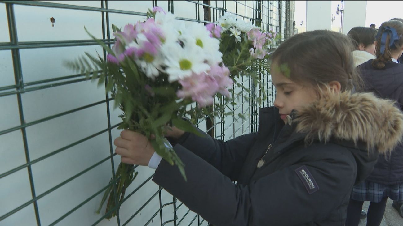 Los niños madrileños ofrecen flores a la Almudena