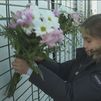 Los niños madrileños ofrecen flores a la Almudena
