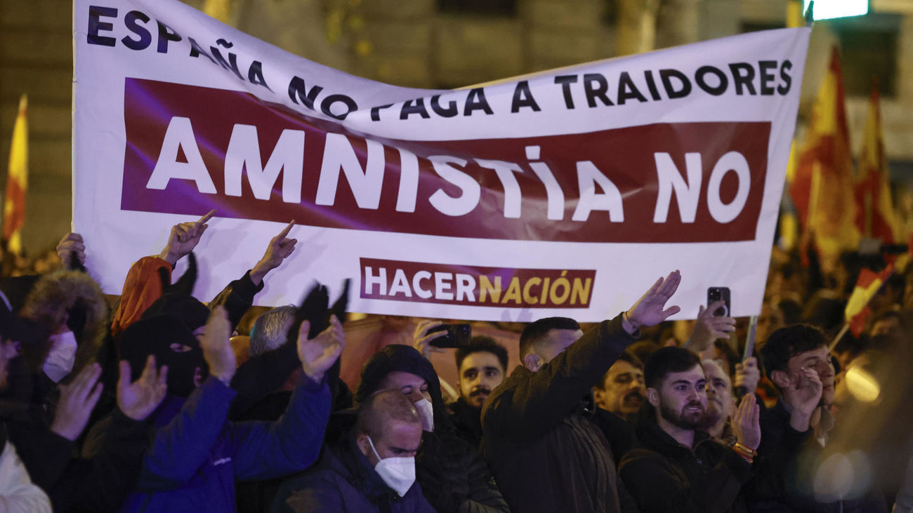 Miles de manifestantes claman otra noche más contra la amnistía y Sánchez en Ferraz
