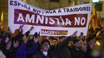 Miles de manifestantes claman otra noche más contra la amnistía y Sánchez en Ferraz