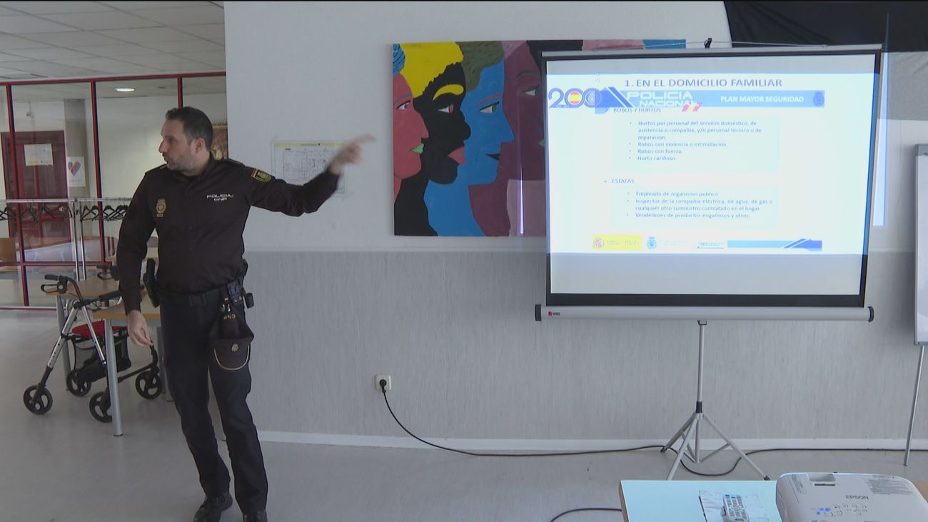 La Policía enseña a los mayores a evitar timos