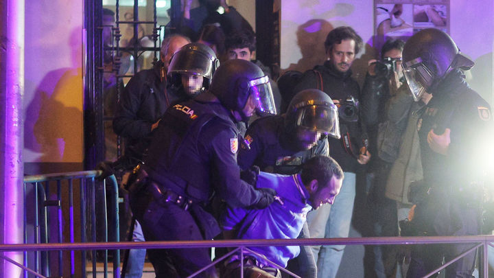 La Policía reduce a un hombre en la concentración contra la amnistia / EUROPA PRESS