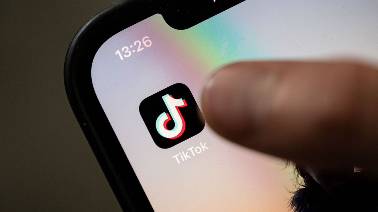 Símbolo de la red social TikTok en la pantalla de un teléfono
