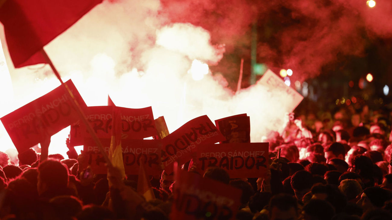 La Policía blinda Ferraz y los manifestantes trasladan la protesta contra la amnistía a Gran Vía y Congreso