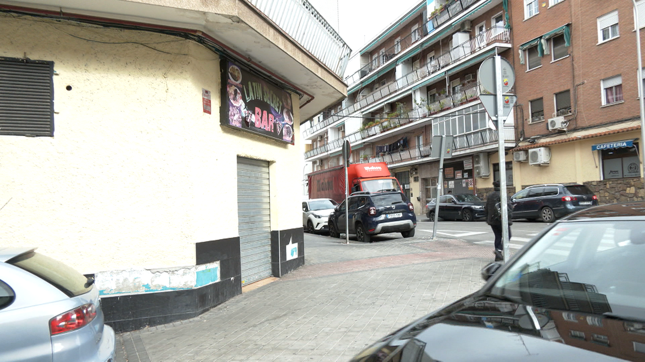 Los vecinos de Puente de Vallecas denuncian peleas, gritos y trapicheo: "Es mejor morirse que vivir aquí"