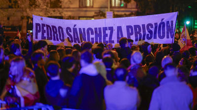 Los manifestantes logran echar de Ferraz a dos ultras con pasamontañas