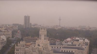 Miércoles con cielos nubosos y niebla en Madrid