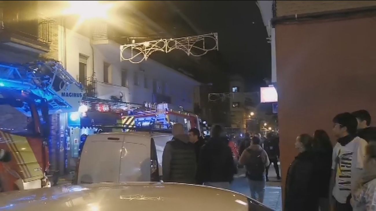 Policías intervienen en el incendio de un piso de Usera