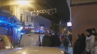 Policías intervienen en el incendio de un piso de Usera