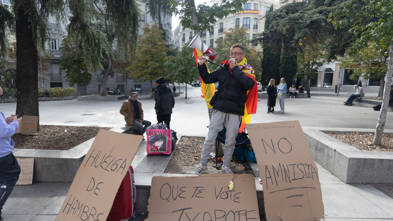 Un hombre se encadena ante el Congreso contra la amnistía con el lema de 'Que te vote Txapote'