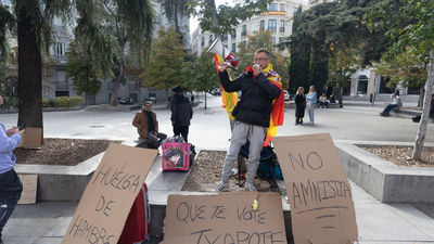 Un hombre se encadena ante el Congreso contra la amnistía con el lema de 'Que te vote Txapote'