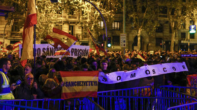 Sexto día de protestas contra la amnistía frente a la sede del PSOE en la calle Ferraz