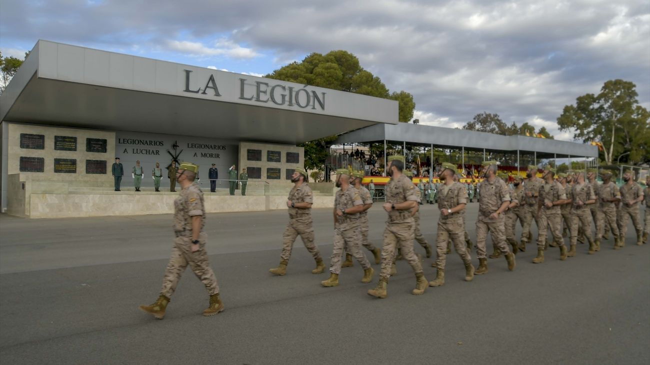 Legionarios  desfilan en una parada militar en Viator (Almería)