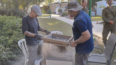 Arqueólogos buscan la identidad de las víctimas de Hamas entre restos y cenizas