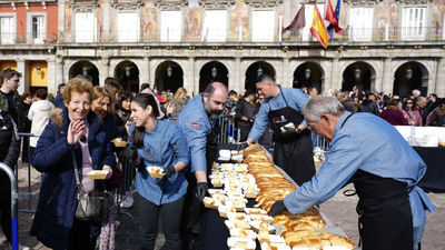 Los madrileños disfrutan de 3.000 porciones de una corona de la Almudena gigante en la Plaza Mayor