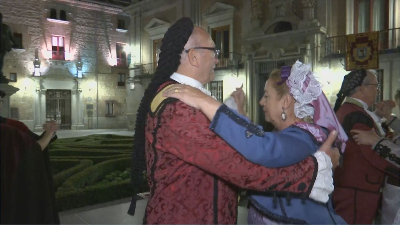Chotis en honor a la Virgen de la Almudena en la Plaza de la Villa