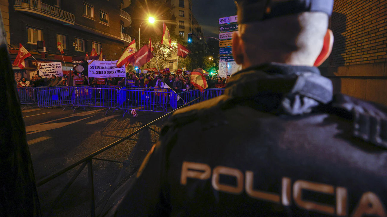 Octavo día de protestas frente a una blindada sede del PSOE en Ferraz