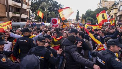 Manifestantes cortan el tráfico en Málaga a las puertas de donde se reúnen Sánchez y Scholz