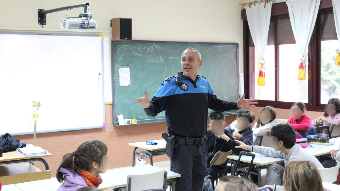 Agente de la Policía Municipal de Alcorcón en el interior de un aula