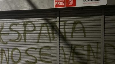 Denuncian pintadas en la sede del PSOE de Majadahonda